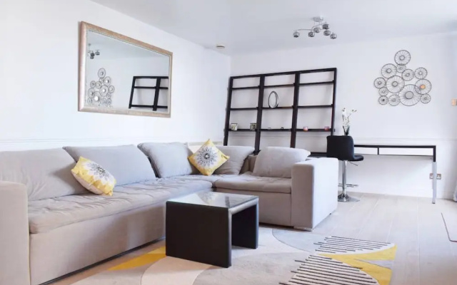 Stunning 2 Bedroom Riverside Flat in Canary Wharf