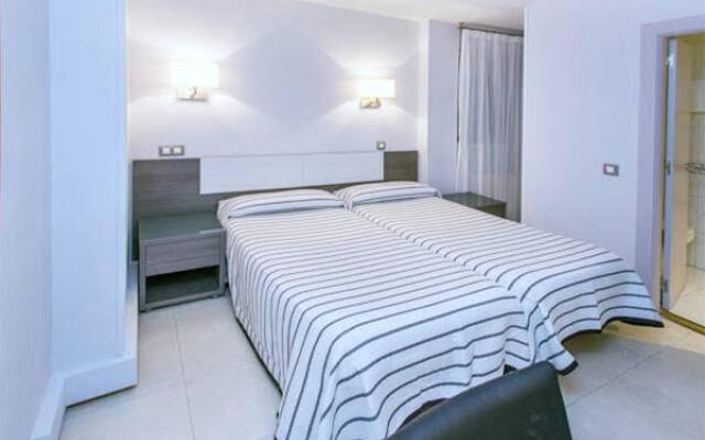 Отель Hostal Plaza Испания, Сантандер - отзывы, цены и фото номеров - забронировать отель Hostal Plaza онлайн комната для гостей