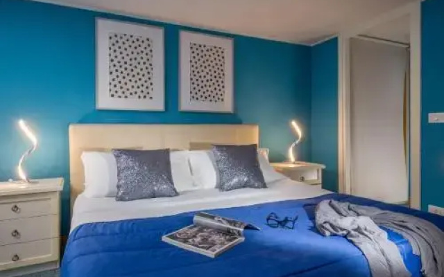 Pantheon Blue Petite Maison