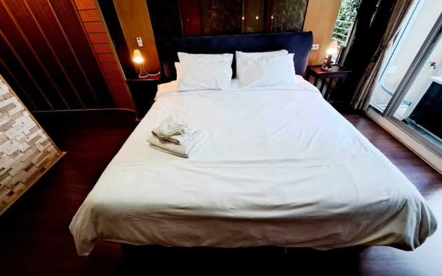 2D - 3 Bedroom Downtown Apartment With Shared Pool