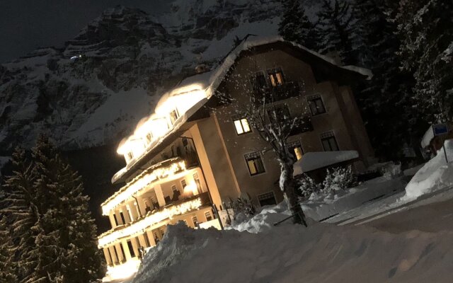 Boutique Hotel Villa Blu Cortina in Cortina d'Ampezzo, Italy from 294$, photos, reviews - zenhotels.com hotel front