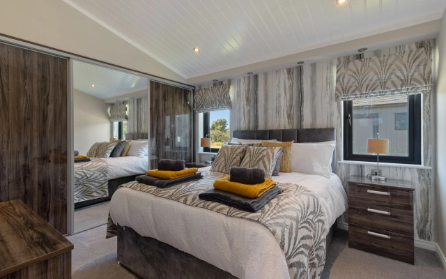 Dewin Bach - Luxury Lodge, Hot Tub, Close to Beach