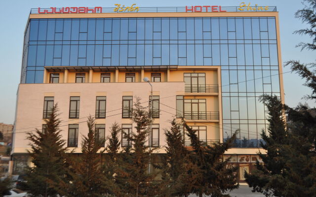 Отель Shine Palace вид на фасад