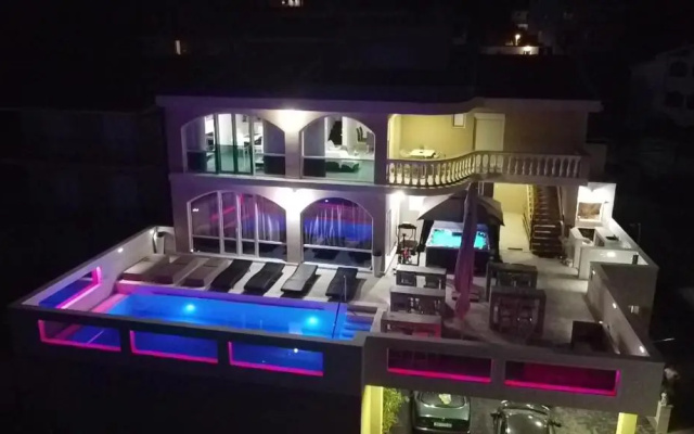Apartments Ela