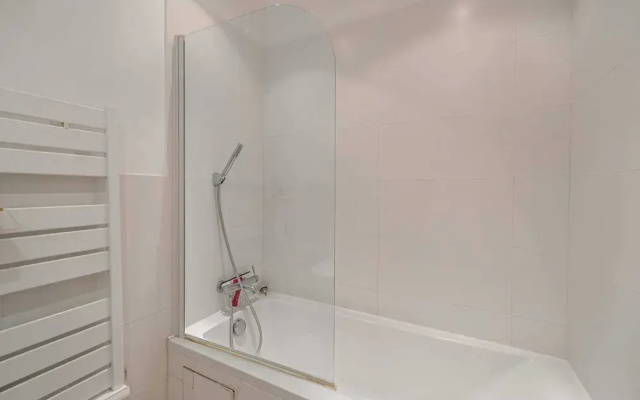 Charming Apartment on Boulevard Alexandre III