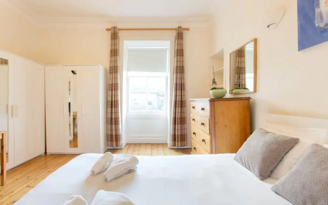 Spacious Traditional 3 Bedroom Flat in New Town