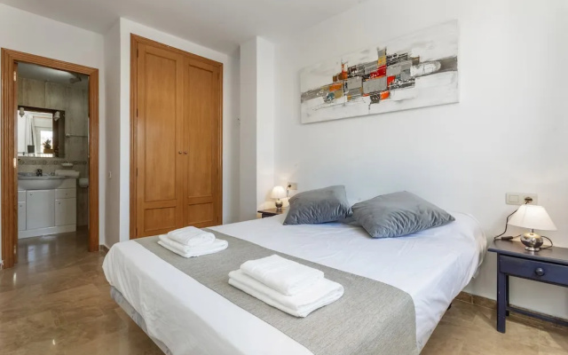 Beautiful 2-Bed first beach line apartment for 6