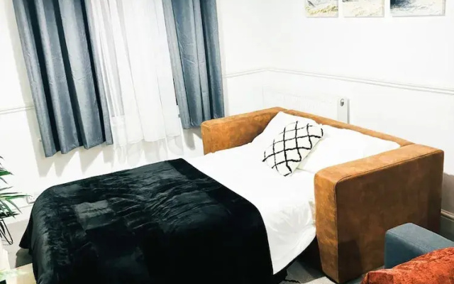 Convenient Home - Sleeps 6 - Parking - Garden