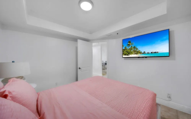 3 Bedroom Condo With Balcony View