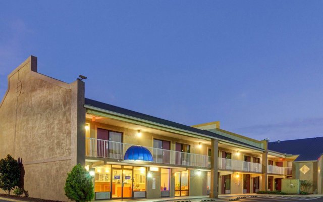 Rodeway Inn in Norcross, United States of America from 71$, photos, reviews - zenhotels.com hotel front