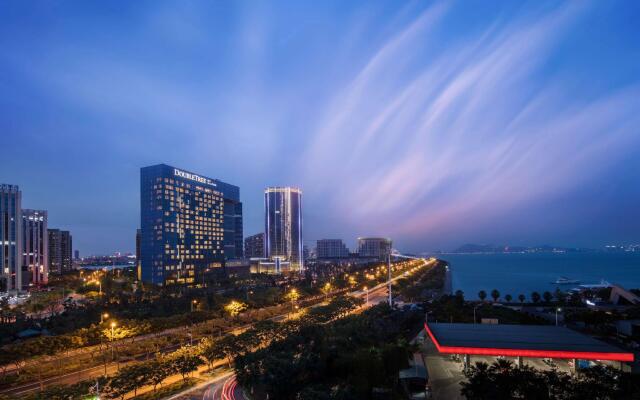 Отель DoubleTree by Hilton Hotel Xiamen - Wuyuan Bay Китай, Сямынь - отзывы, цены и фото номеров - забронировать отель DoubleTree by Hilton Hotel Xiamen - Wuyuan Bay онлайн вид на фасад