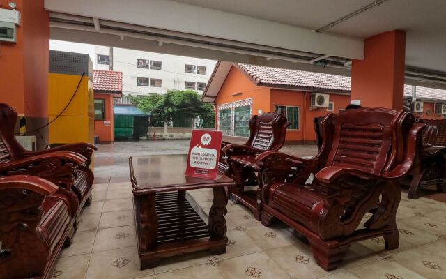Отель Nida Rooms Ramkhamhaeng 814 Campus Бангкок вид на фасад