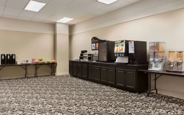Days Inn & Suites by Wyndham Sault Ste. Marie ON