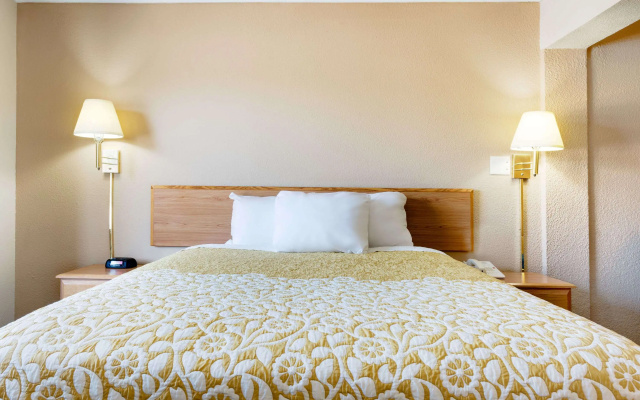 Days Inn by Wyndham Fairmont