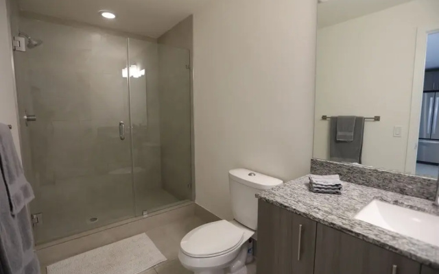King Bed Full Service Apt