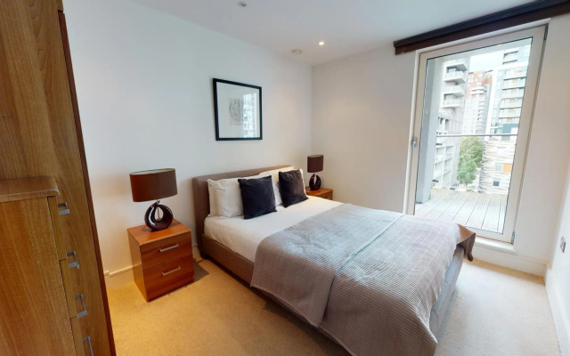 Deluxe Two Bed Apartment w Balcony in Canary Wharf