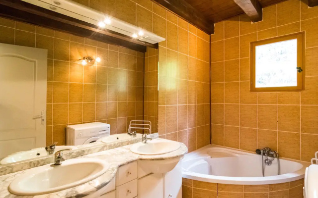 Quaint Holiday Home in Blanquefort-sur-Briolance with Private Pool