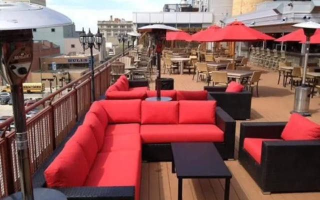 Comfy DT Loft w Parking Rooftop Patio BBQ Gym