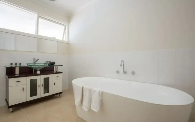 Spacious Comfortable Home in Wheelers Hill+pool
