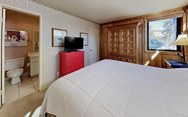 Slopeside 2 Bedroom Condo with 3 Hot Tubs, Sauna and Pool! Next To Canyon Lodge! by RedAwning
