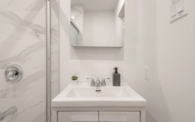 Beautiful Private Bedroom in Mile-End