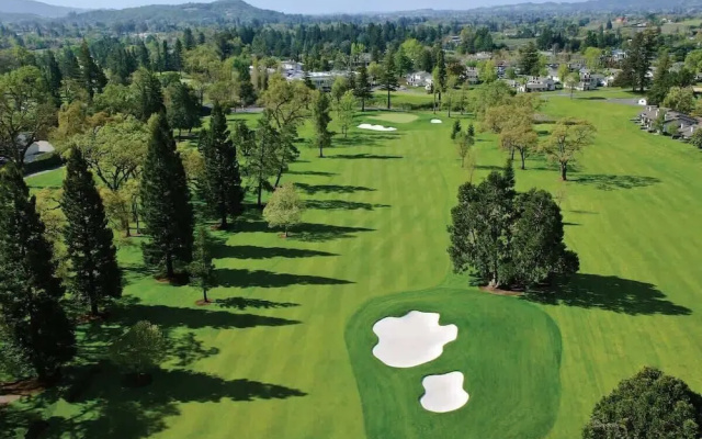 Luxury Napa Getaway Golf Views King Bed