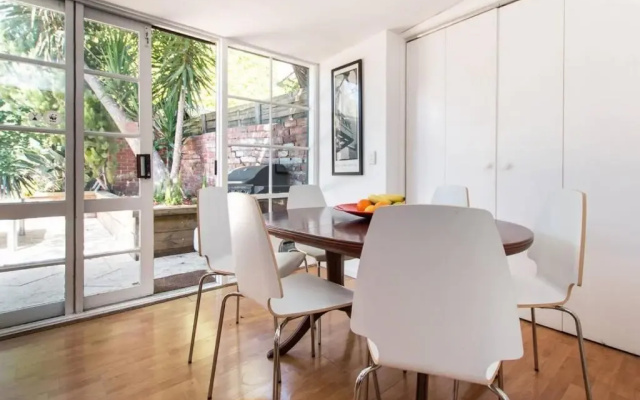 Hunter · Close to Smith St Courtyard + Parking