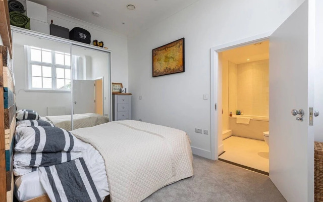 Lovely 1-bed Flat in Acton, West London, Sleeps 4