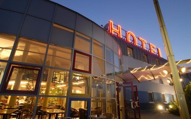 Life Hotel in Fischamend, Austria from 95$, photos, reviews - zenhotels.com hotel front