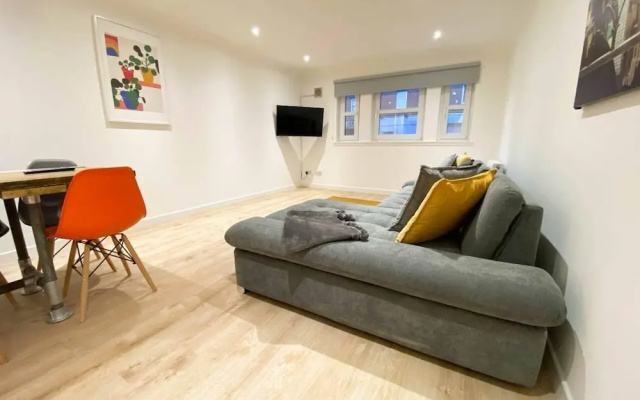 Large Modern 3 Bedroom Apt With Free Parking
