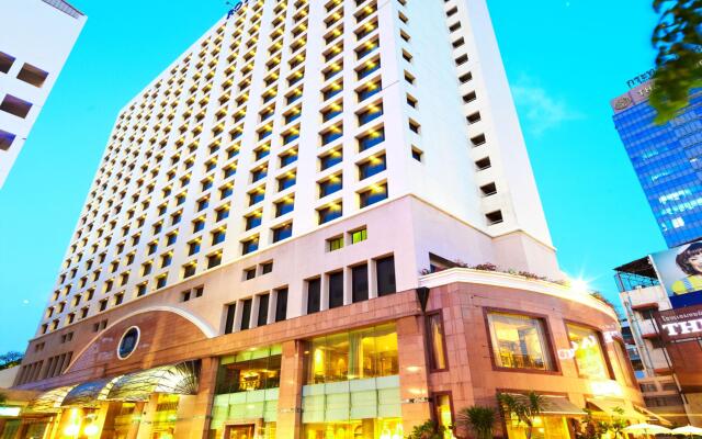The Royal City Hotel вид на фасад