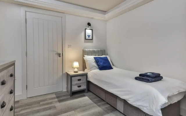 Large, Modern Apartment with En-suites, Wifi, Parking