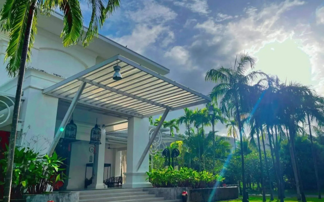 Курортный отель The Old Phuket - Karon Beach Resort