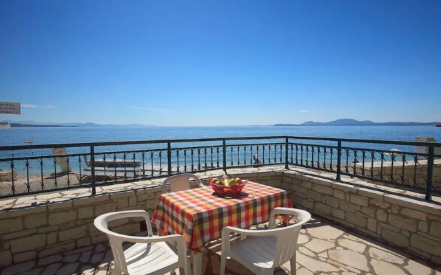 Dina Beach Front Apartment