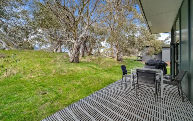 Ecocrackenback 9 'Sustainable, luxurious chalet close to the slopes.'