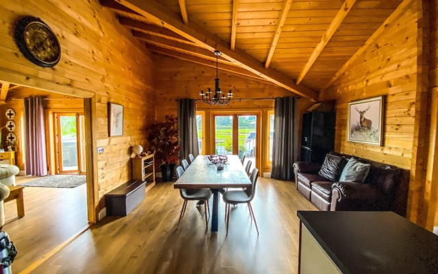 Sleeps6- Hot Tub- Pet Friendly- Log Burner