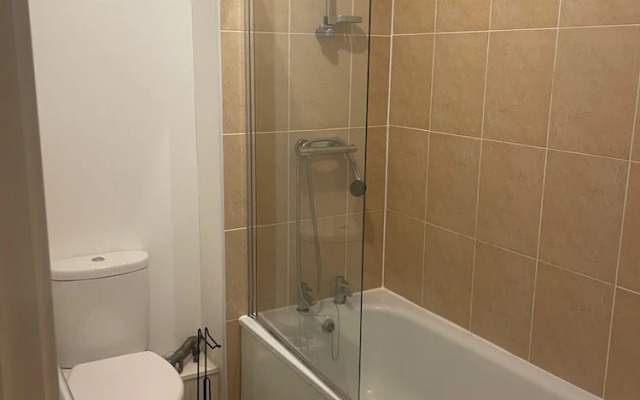 Apartment Sleeps 4 With Free Parking