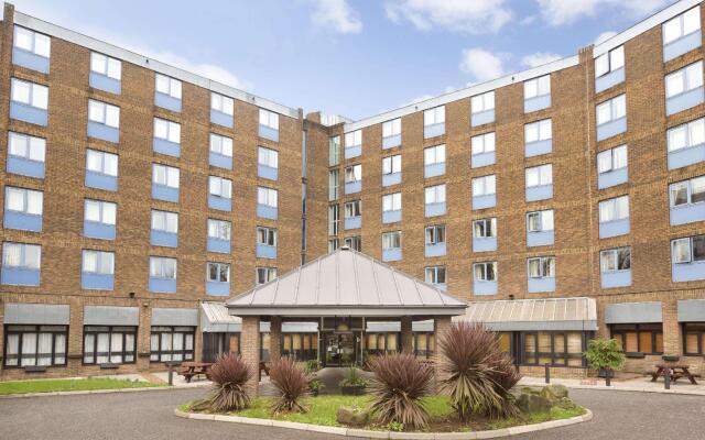 Days Hotel Waterloo вид на фасад