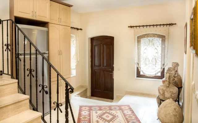 Metis Stone Home