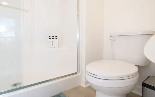 Modern Designer Stay Bright Chic Spacious