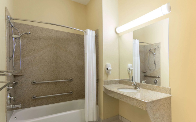 Days Inn by Wyndham Baytown East
