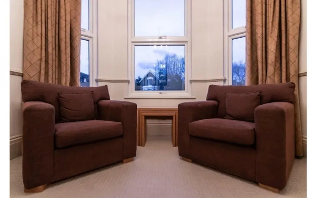 Magnific 3 Bedroom Apartment in Kew Gardens