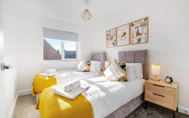 Luxaura 5 Bedroom 3 Bath Service House w/ Parking