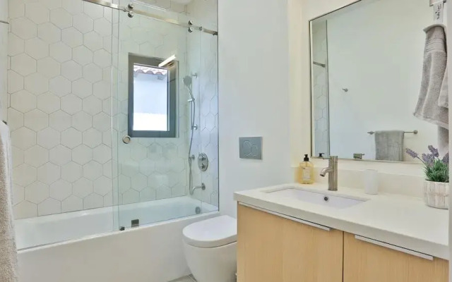 Spacious 5 Bedroom West Hollywood Home With Pool