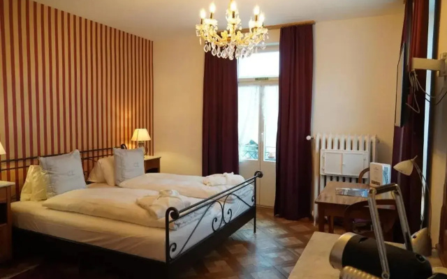 Carlton-Europe Vintage Adults Hotel