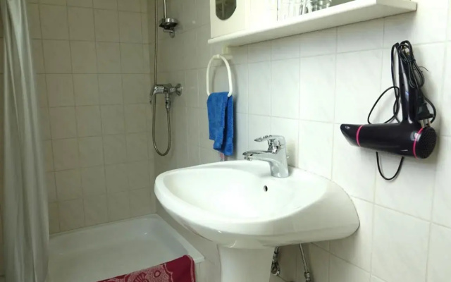 Quiet room in Budapest near airport with free parking