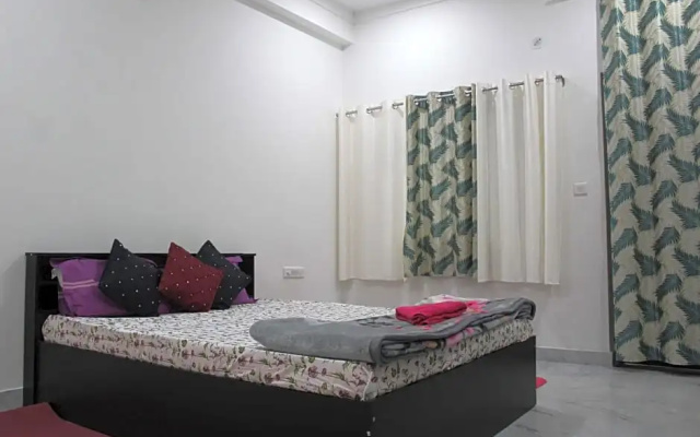 OYO HOME 84939 Choudhary White House