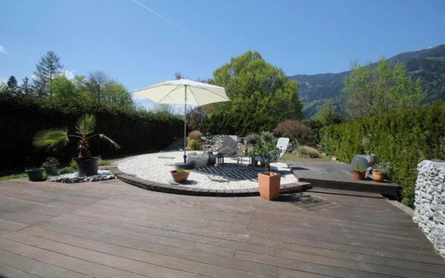 Haus mit Badeteich und Blick zum See