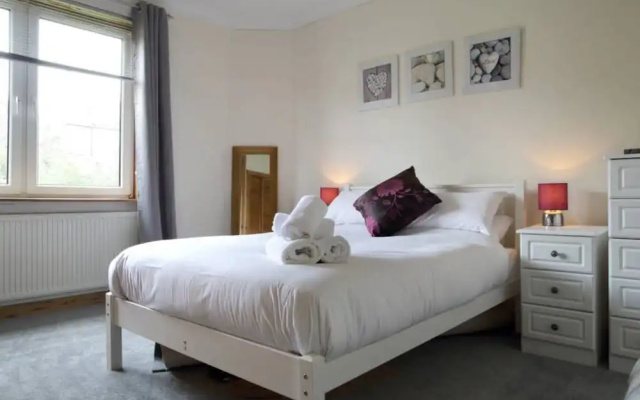 1 Bedroom Flat 15 Minutes From City Centre