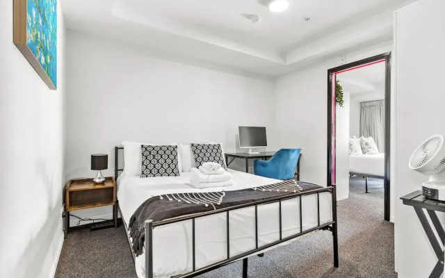 2BR Apt with Parking in Prime Spot Zodiak Stays